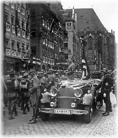 Eine Parade von Nationalsozialisten